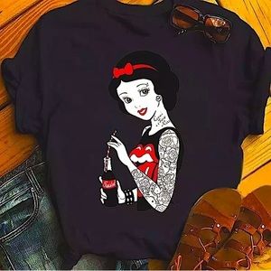 Pop art Snow White drinking a coke with tats 💋 T-shirt